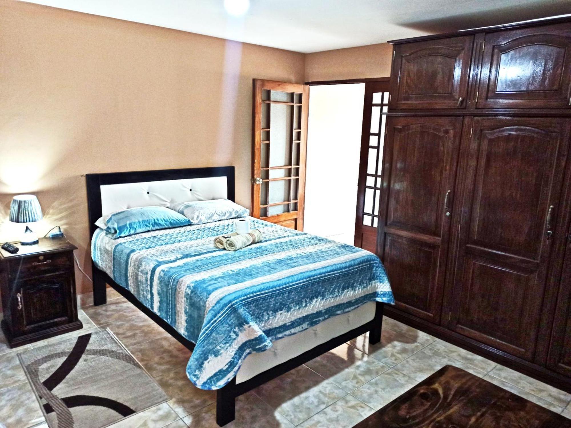 Bed and Breakfast Residencial Moroni - Alojamiento En Кочабамба Екстер'єр фото